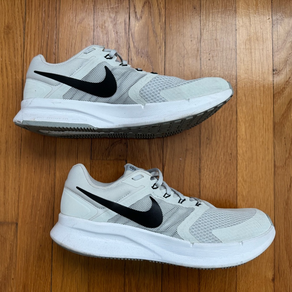 Nike Grey/ White and Black Running Shoes - Picture 4 of 4